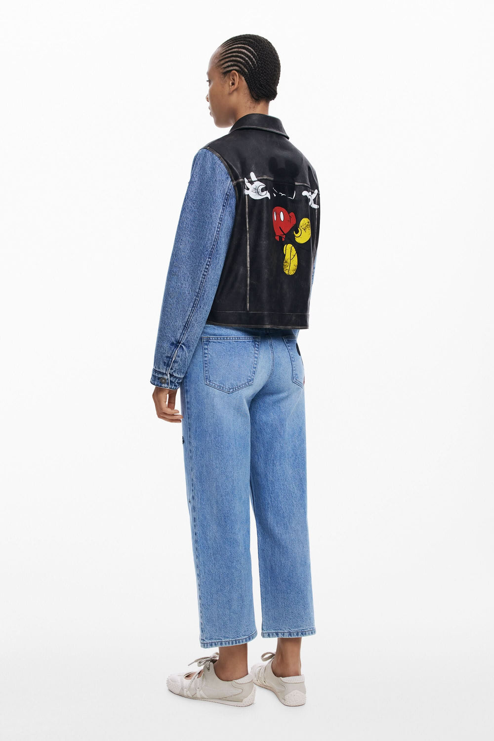 Jean Mickey avec broderies de Mickey Mouse, coupe ample et décontractée, style urbain.