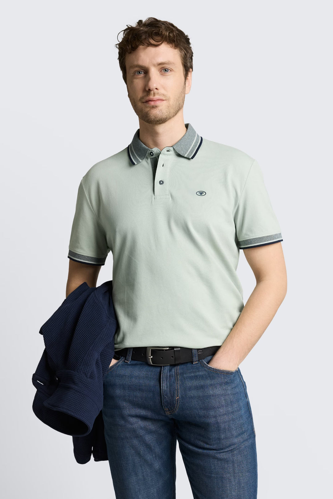 Vue de face polo Tom Tailor pour homme bleu avec col contrasté - Valérie Simon