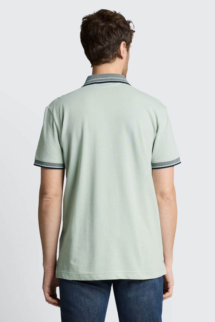 Vue de face polo Tom Tailor pour homme bleu avec rayures blanches - Valérie Simon