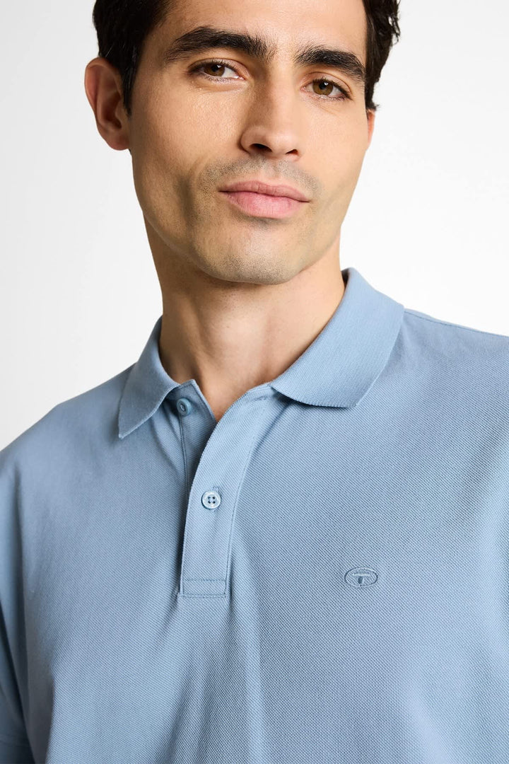 Vue de face polo piqué Tom Tailor pour homme bleu avec col boutonné - Valérie Simon