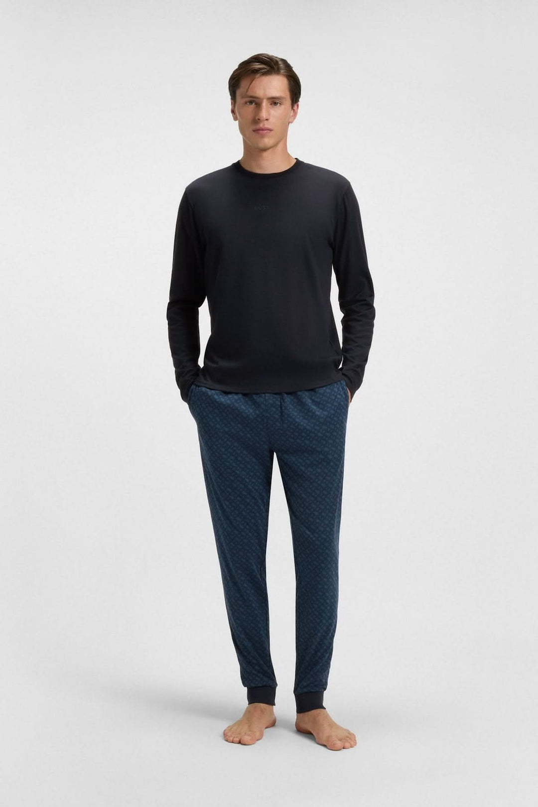 Ensemble pyjama en coton avec logo BOSS porté par un modèle, coupe régulière, idéal pour détente et nuit.