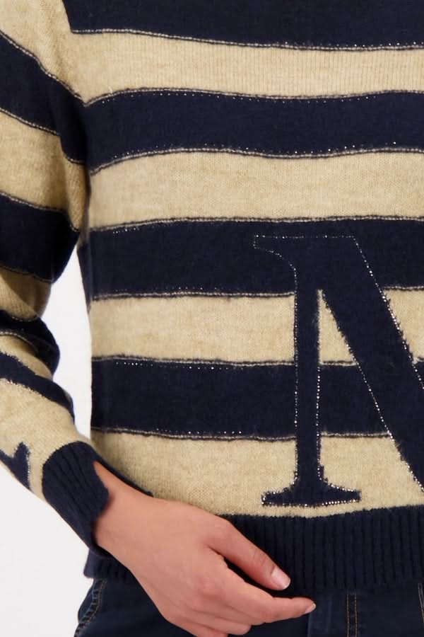 Chandail à rayures avec col montant, en maille douce avec rayures contrastées et détails en jacquard pour un look chic et moderne.