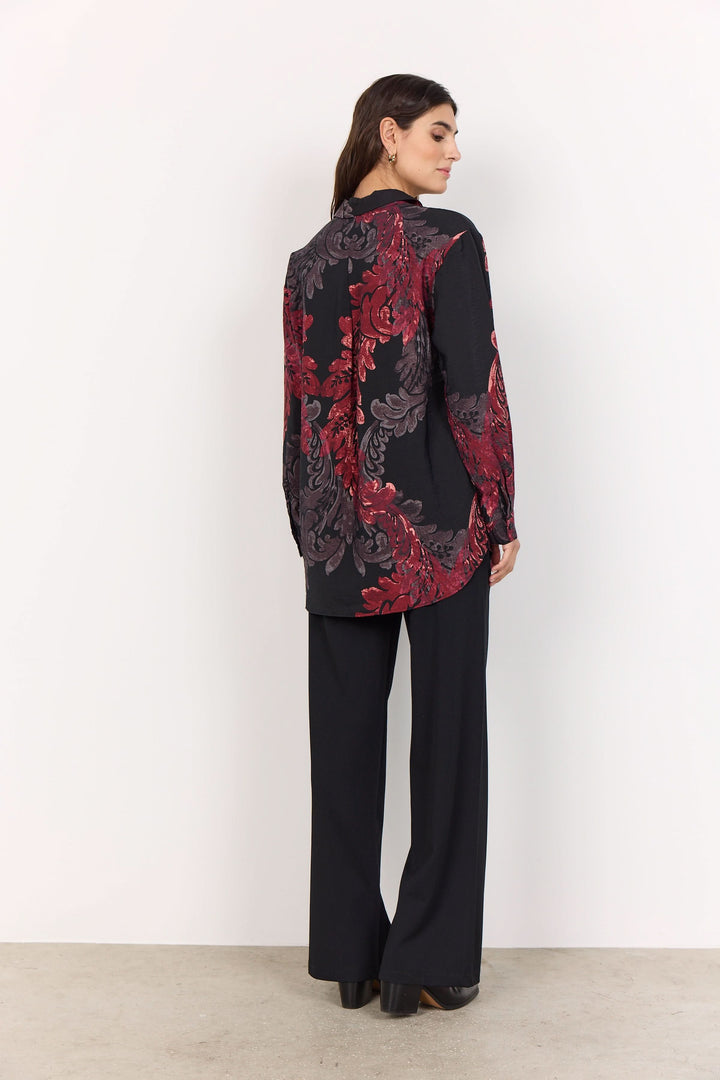 Chemise fluide avec imprimé baroque, coupe ample portée avec pantalon noir, vue arrière.