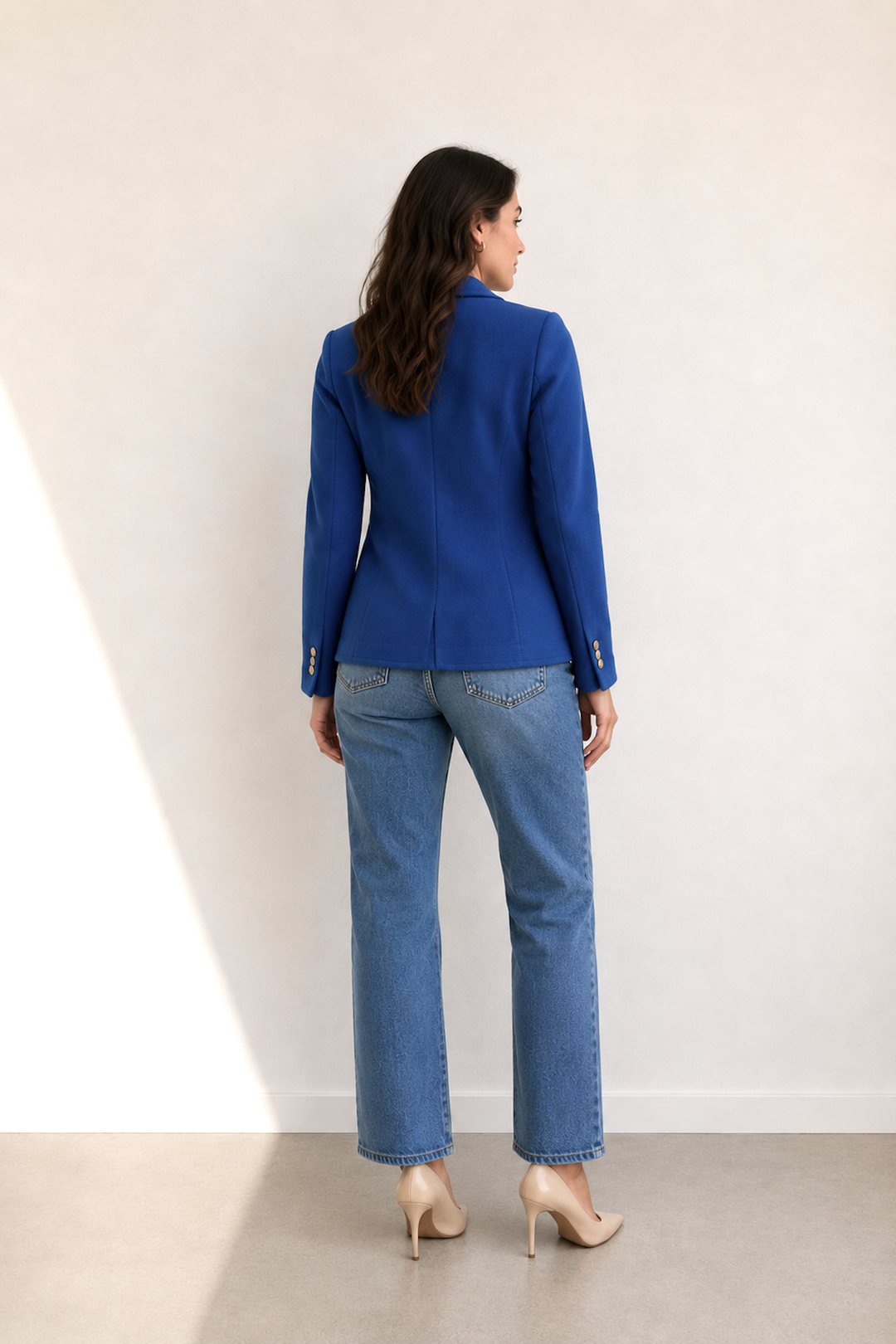 Textured blazer with contrasting buttons