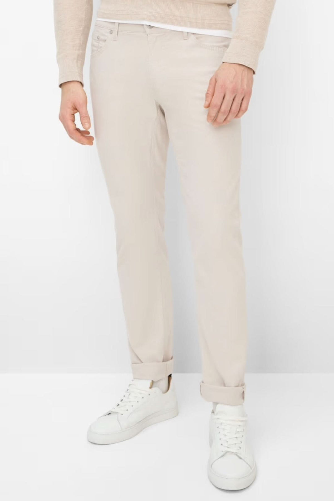 Pantalon ajusté longueur cheville homme blanc avec poches et fermeture, style moderne et confortable.