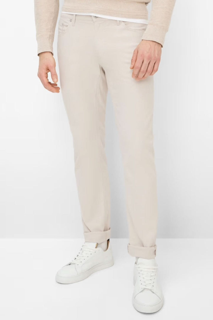 Pantalon ajusté longueur cheville homme blanc avec poches et fermeture, style moderne et confortable.