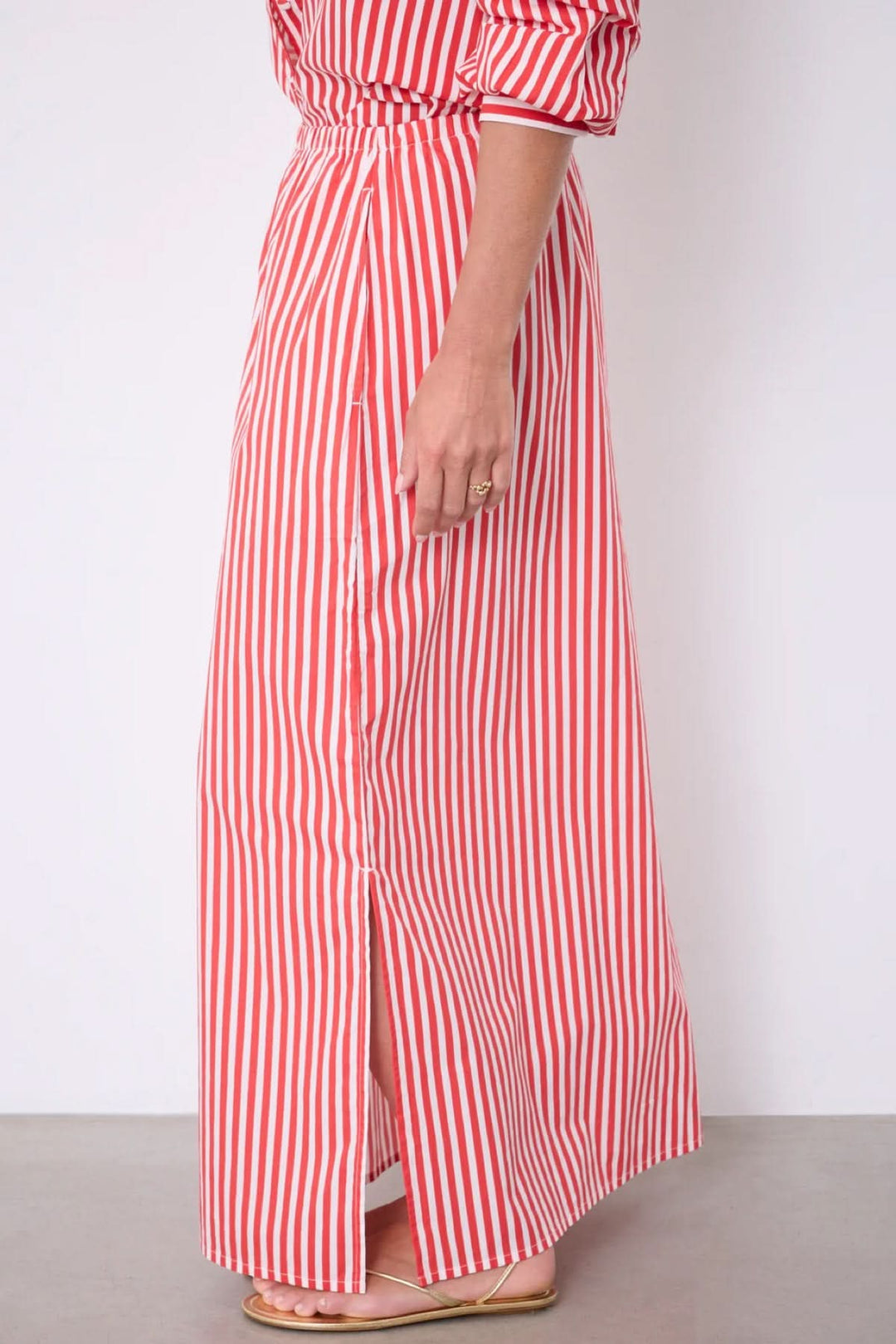 Jupe Ilona longue rayée taille élastique avec motif rayé vertical, coupe fluide et fente latérale, idéale pour un look estival.