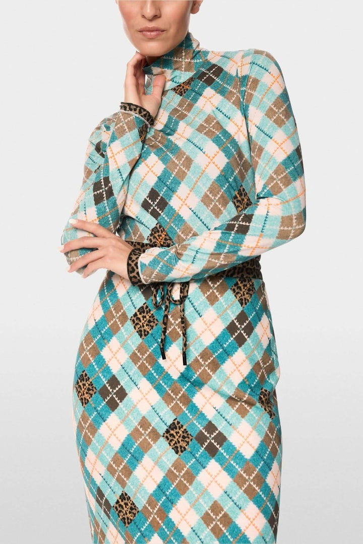 Chandail à manches longues avec motif argyle multicolore, col montant moderne, coupe ajustée, pour un look contemporain distinctif.