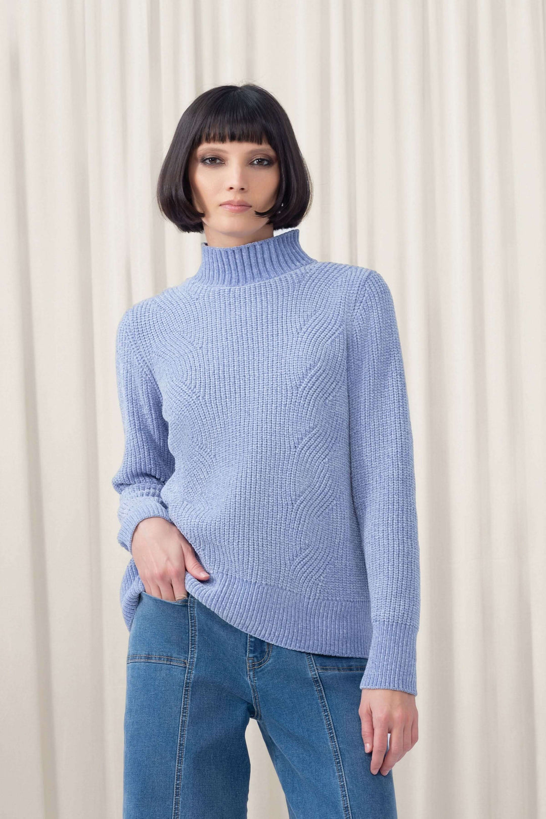 Tricot col montant bleu en maille texturée, coupe droite, à porter avec un pantalon droit ou jupe midi.
