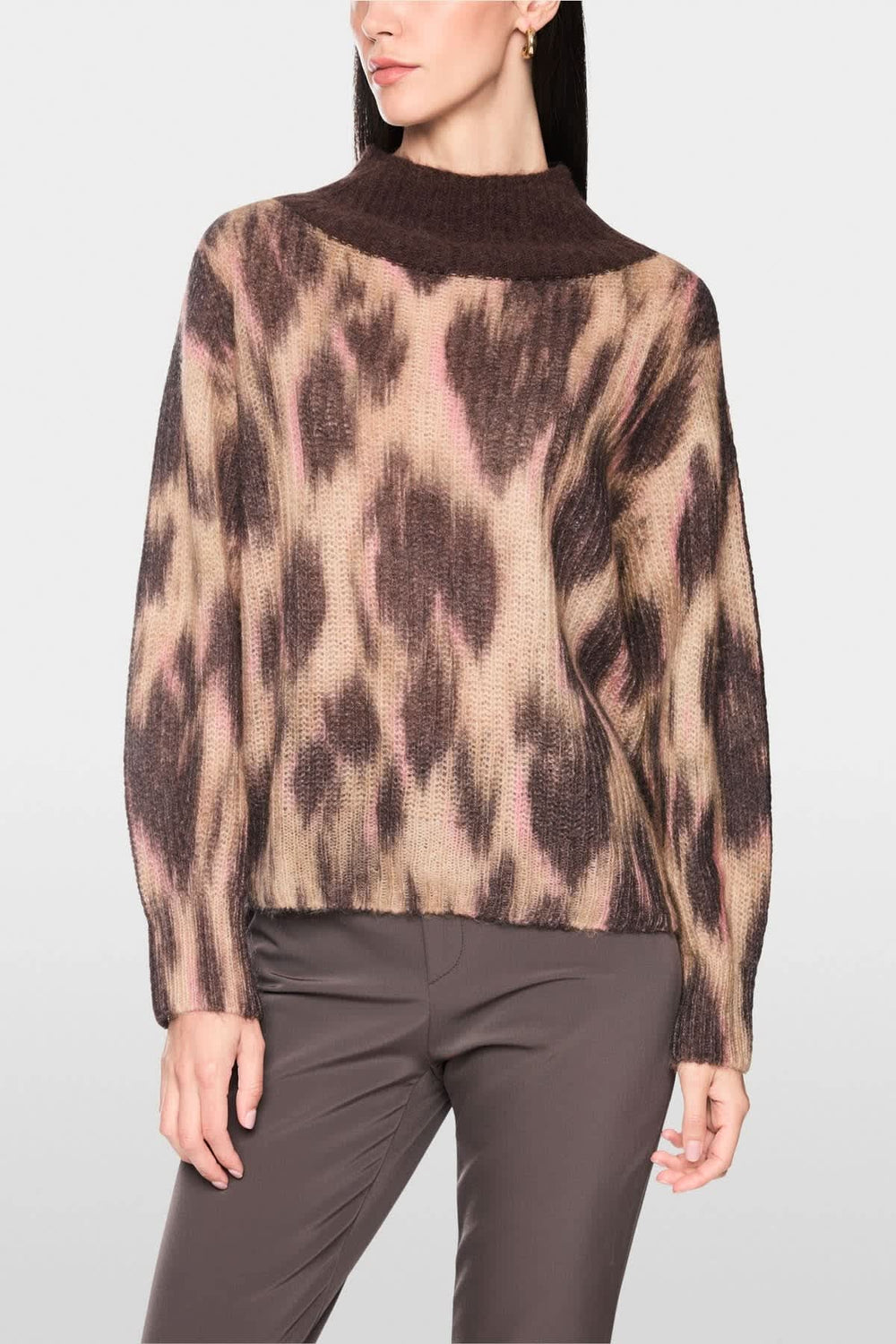 Pull à col montant léopard marron et noir vue de face pour femme Marc Cain