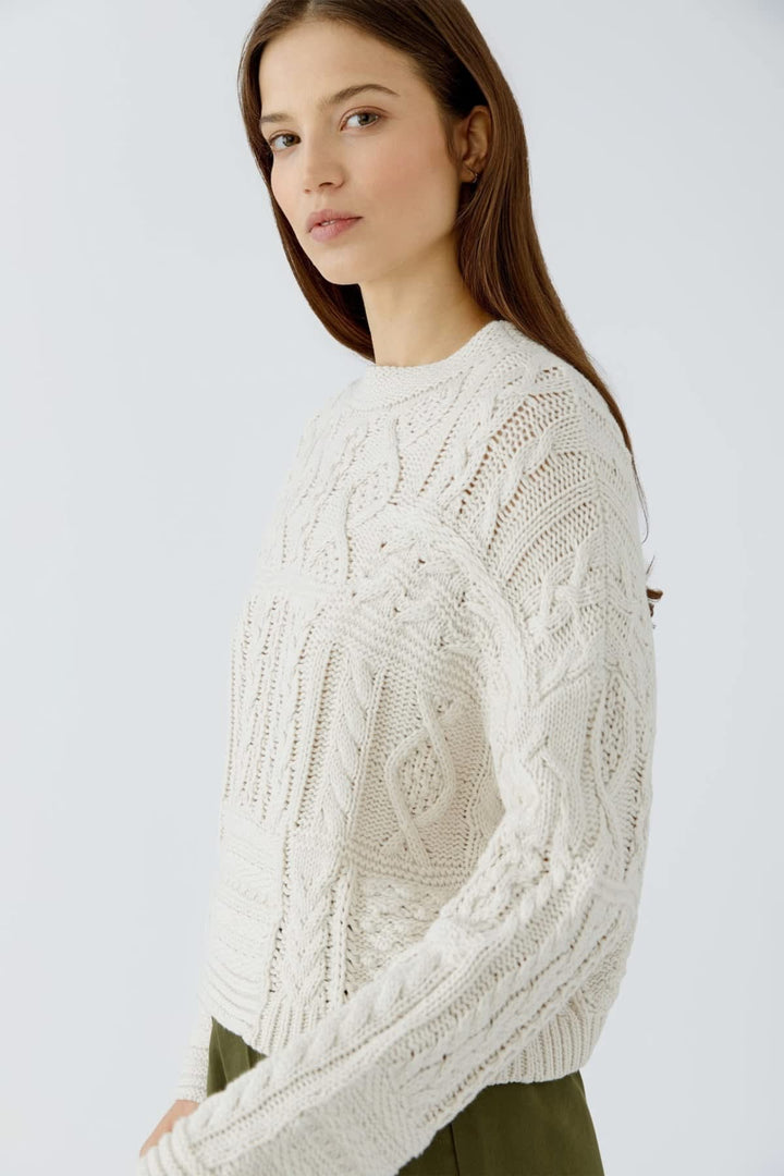Pull en maille patchwork multicolore à col rond vue de face pour femme Oui