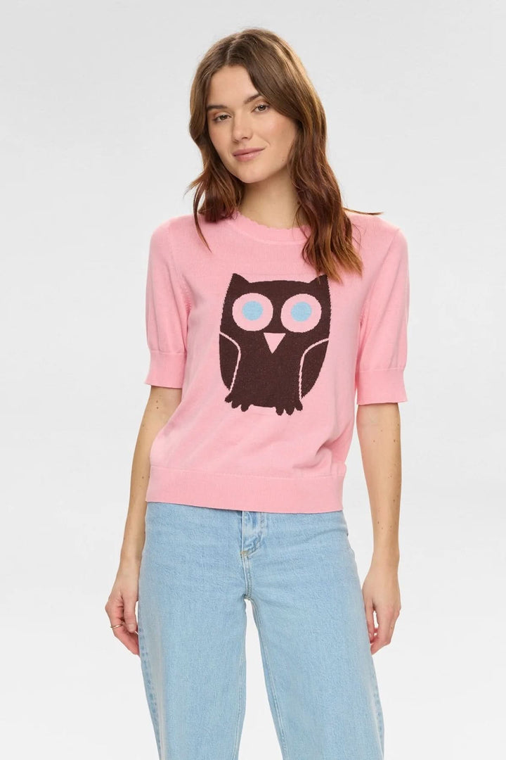Chandail en tricot motif hibou rose avec manches courtes et motif hibou, parfait pour une tenue moderne et ludique.
