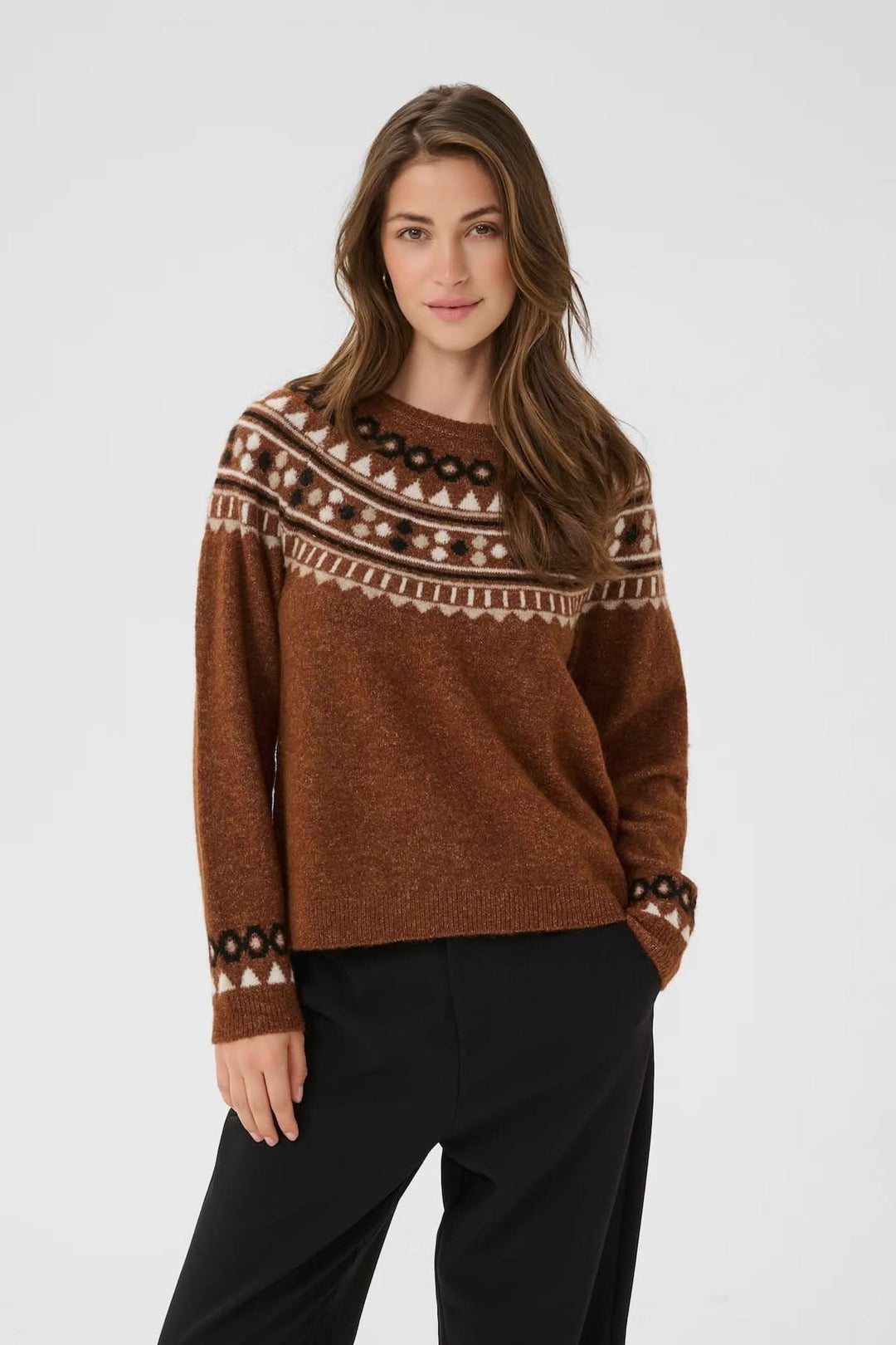 Chandail jacquard nordique en brun avec col rond, parfait pour un look hivernal douillet et stylé.