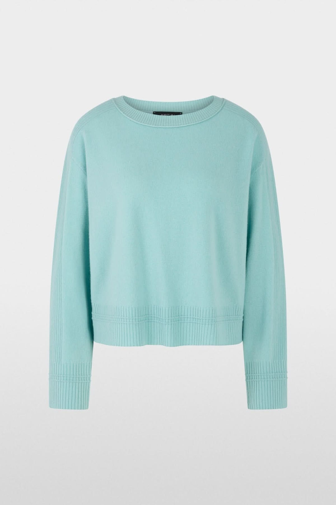 Chandail manches longues bleu clair minimaliste avec col rond dégagé et finitions côtelées élégantes pour un look moderne.