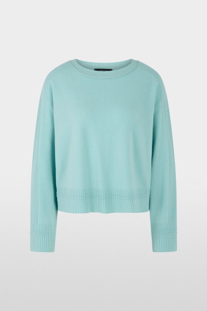 Chandail manches longues bleu clair minimaliste avec col rond dégagé et finitions côtelées élégantes pour un look moderne.