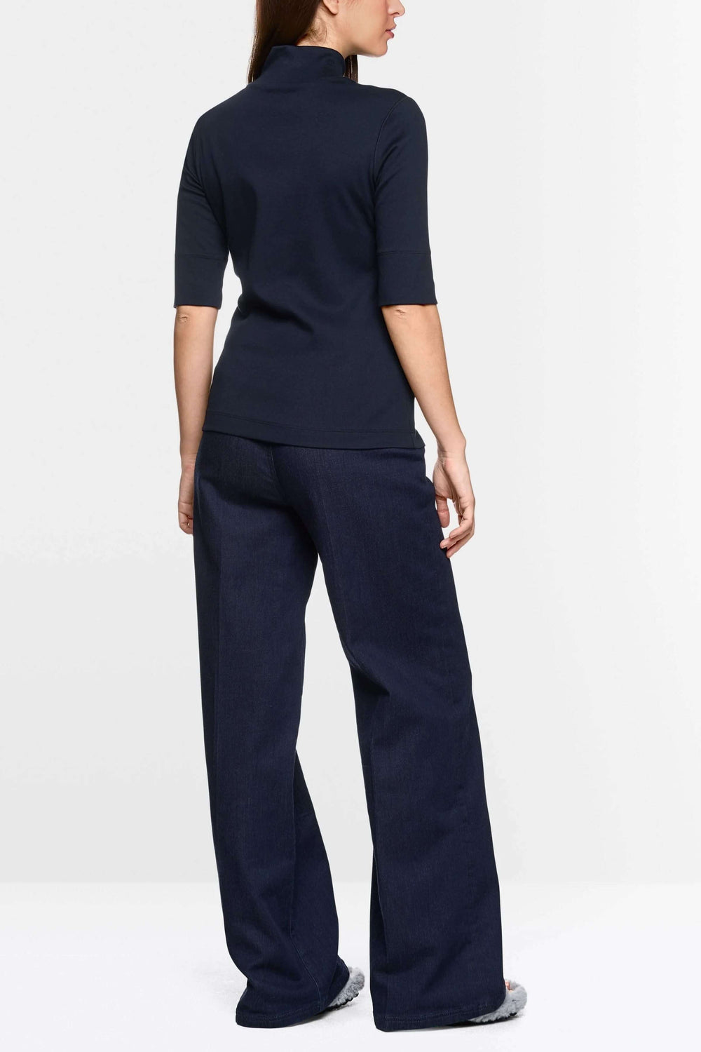 T-shirt basique à col montant, mi-longues, avec coupe ajustée, porté avec un pantalon large.