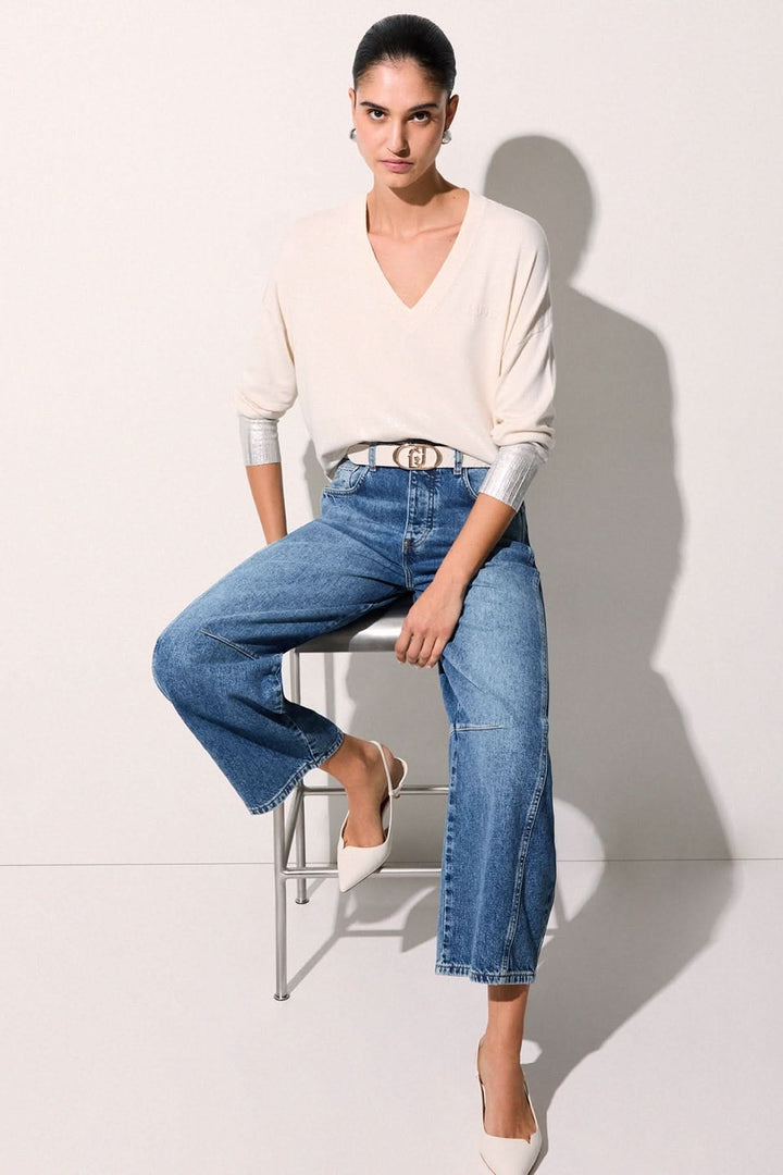 V-neck knit with three-quarter sleeves