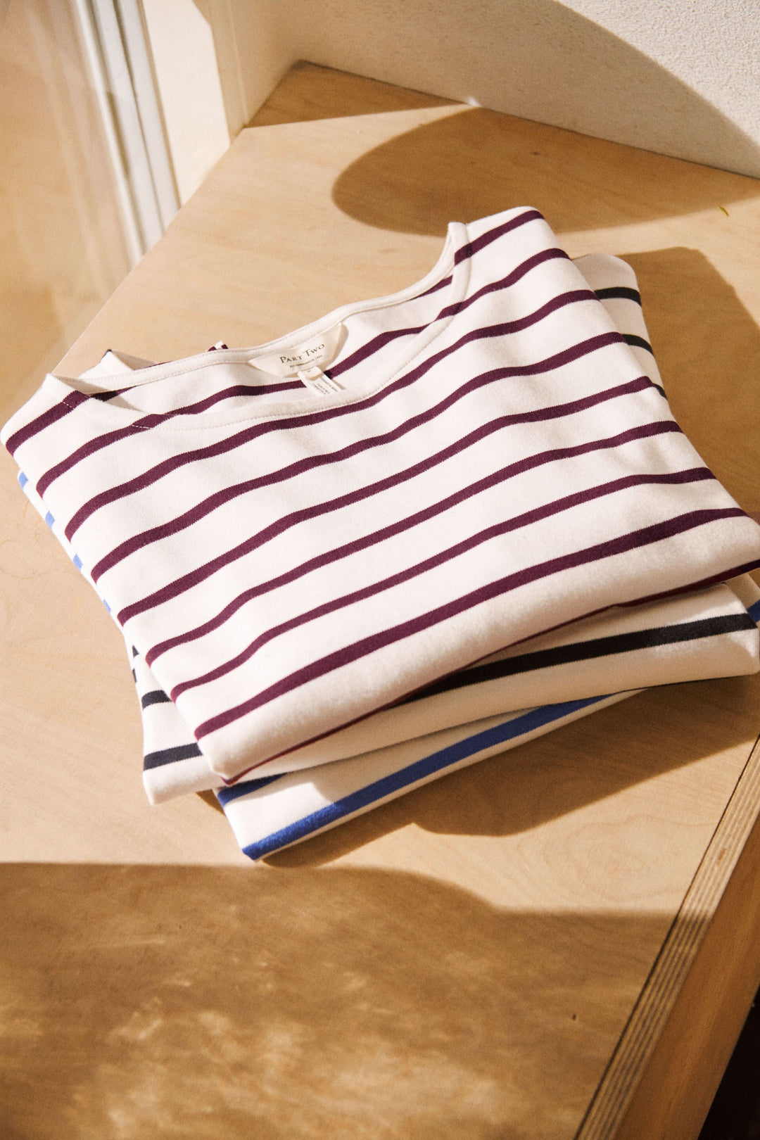 Chandail Nela à rayures marines, col bateau, manche longue, parfait pour un look casual chic.