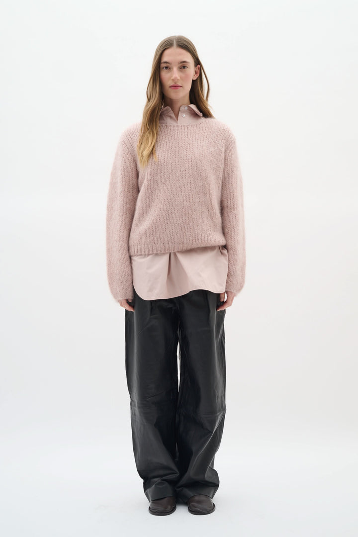 Chandail Jetra en maille duveteuse, coupe ample, porté avec une chemise et un pantalon fluide, style cosy et élégant.