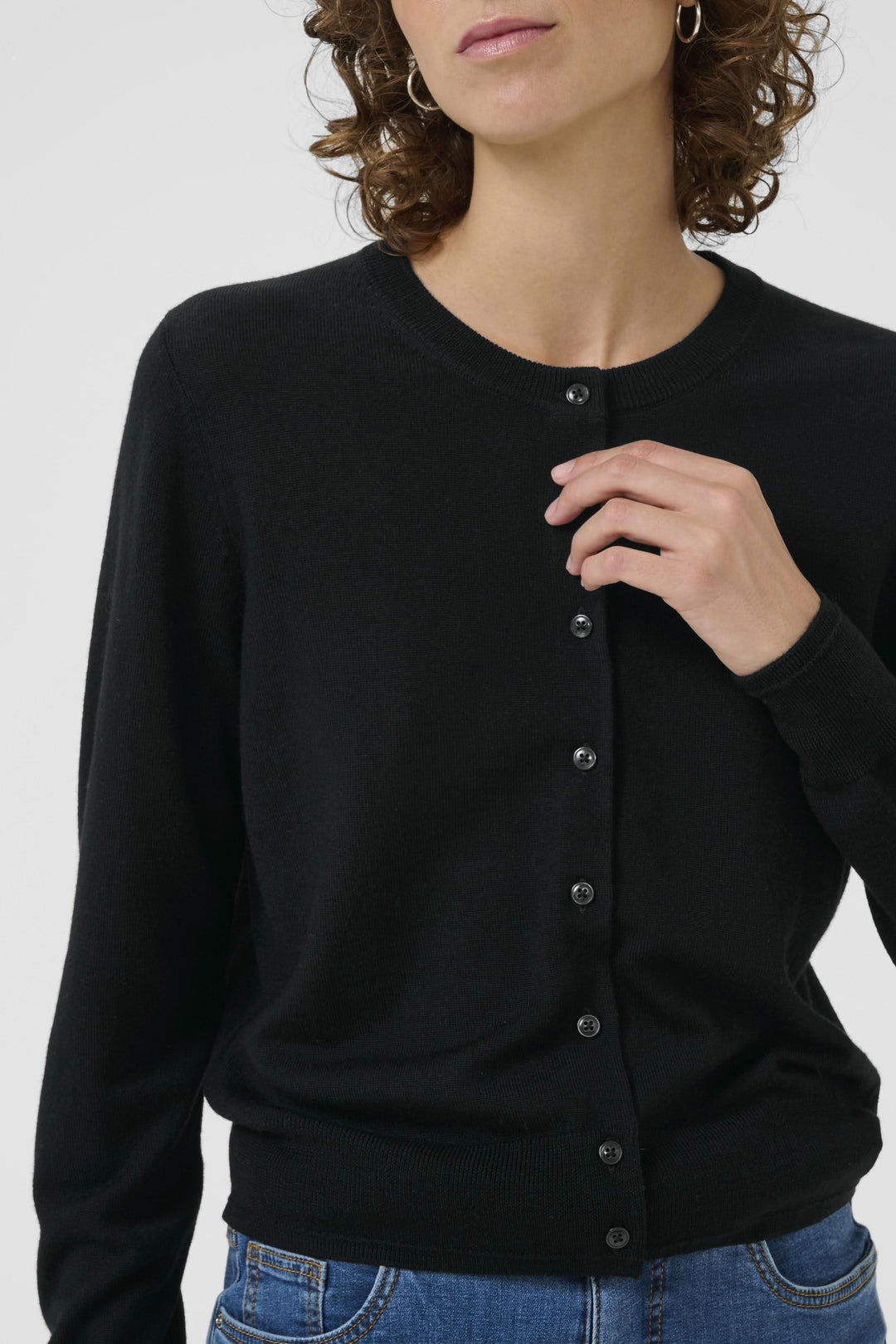 Cardigan noir à encolure ronde avec boutons, coupe régulière, idéal pour un look élégant ou décontracté.