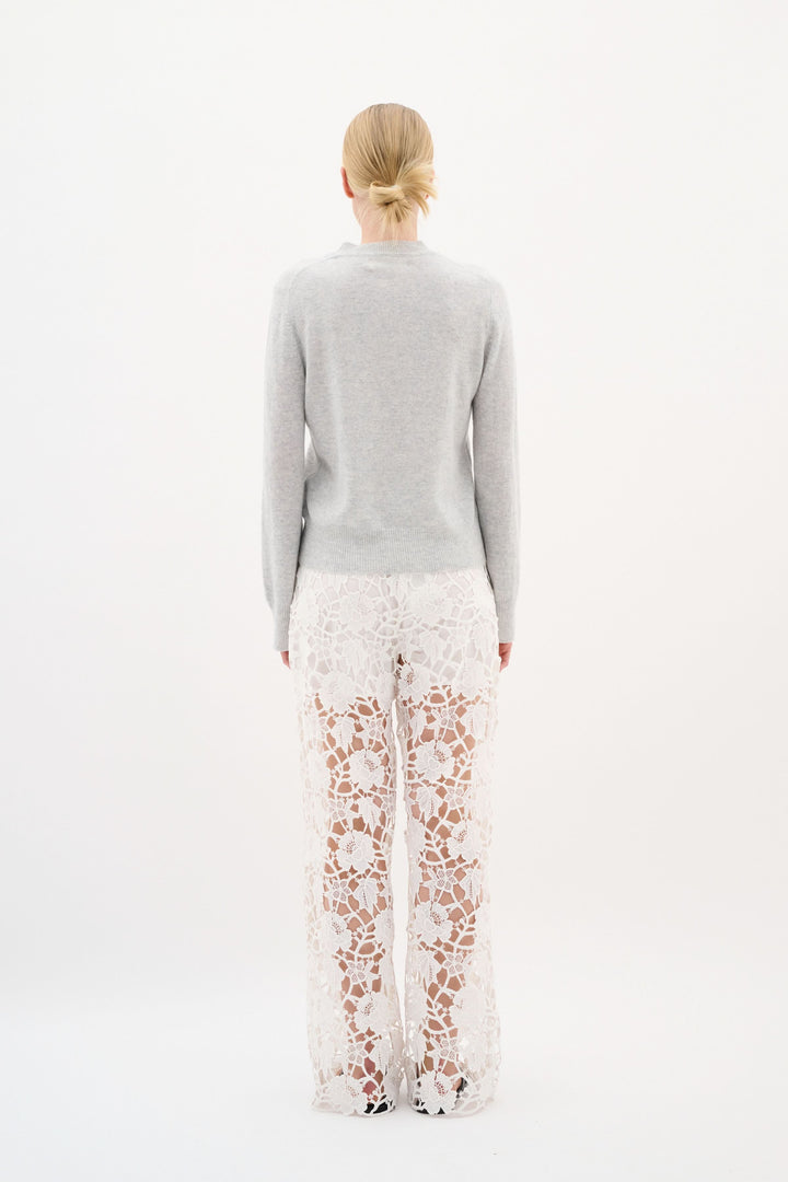 Chandail Silje en maille douce, porté avec un pantalon en dentelle blanche, vue de dos.