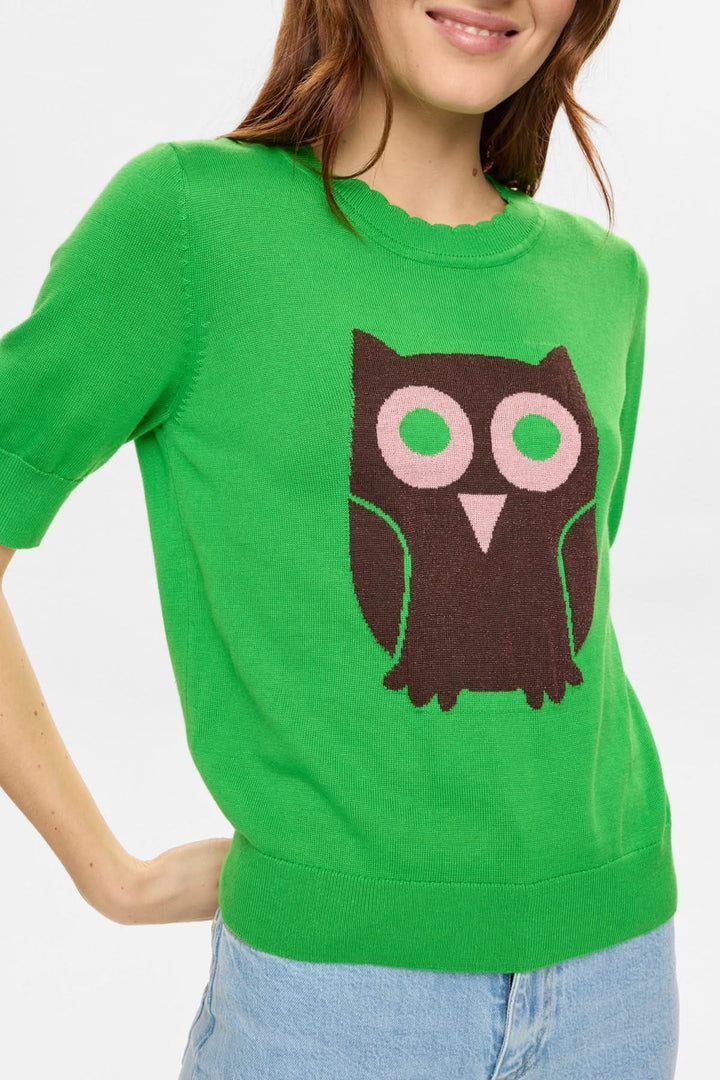 Chandail en tricot motif hibou vert à col rond et manches courtes, style ludique et moderne, ajusté pour un confort quotidien.