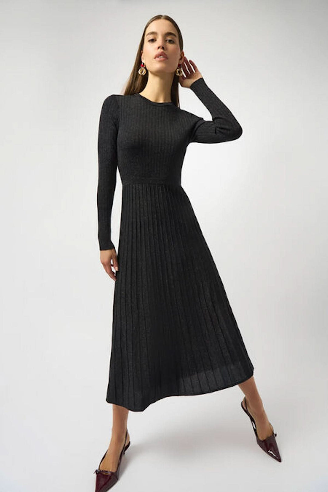 Robe midi noire en tricot côtelé à manches longues, silhouette élégante pour l'automne/hiver.