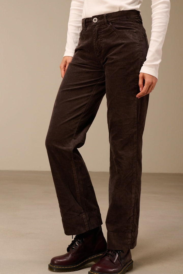 Pantalon en velours côtelé coupe droite brun pour un style décontracté et authentique avec taille régulière, parfait pour un look intemporel.