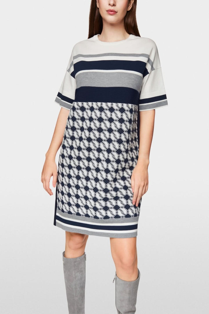 Robe imprimée à rayures et motif graphique, offrant une coupe contemporaine et un confort optimal.