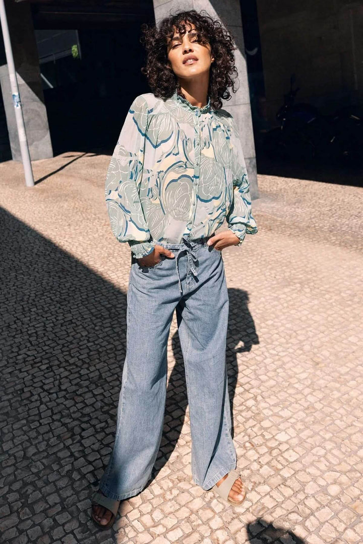 Jean à jambe large avec ceinture à nouer