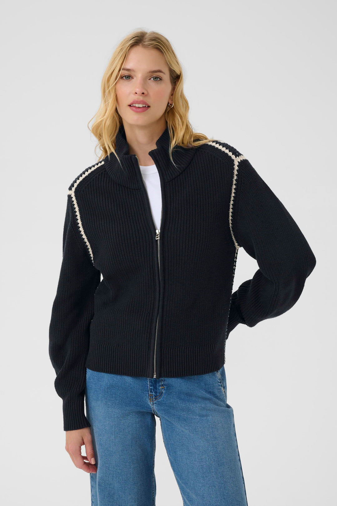 Veste Semra en maille zippée noire avec finitions contrastées et coupe droite, idéale pour toutes les saisons.