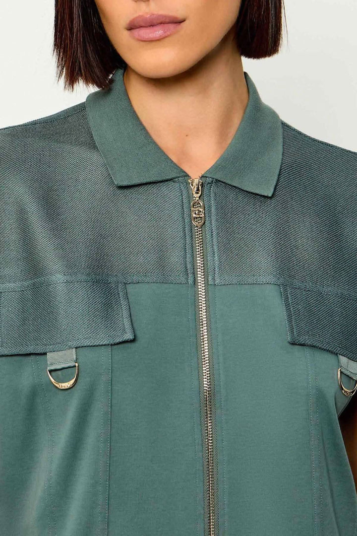 Sleeveless jacket with a zipper