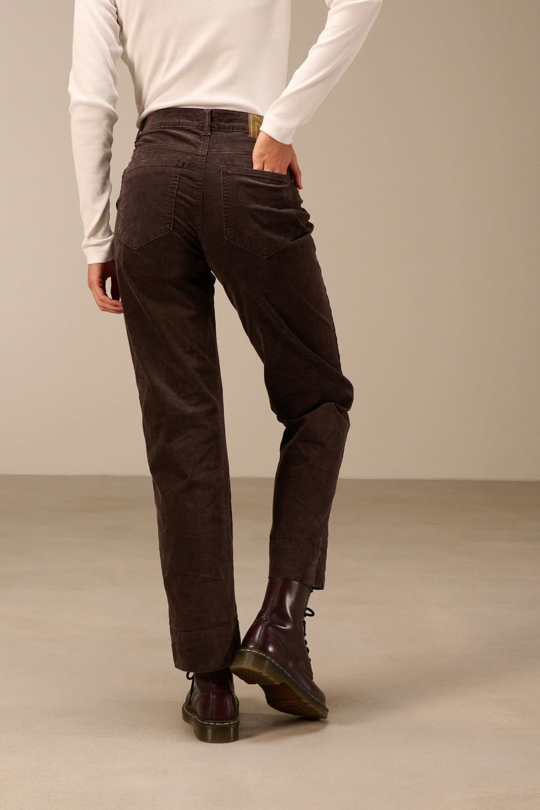 Homme portant un Pantalon en velours côtelé coupe droite marron, associé à des bottines, offrant un style décontracté et authentique.