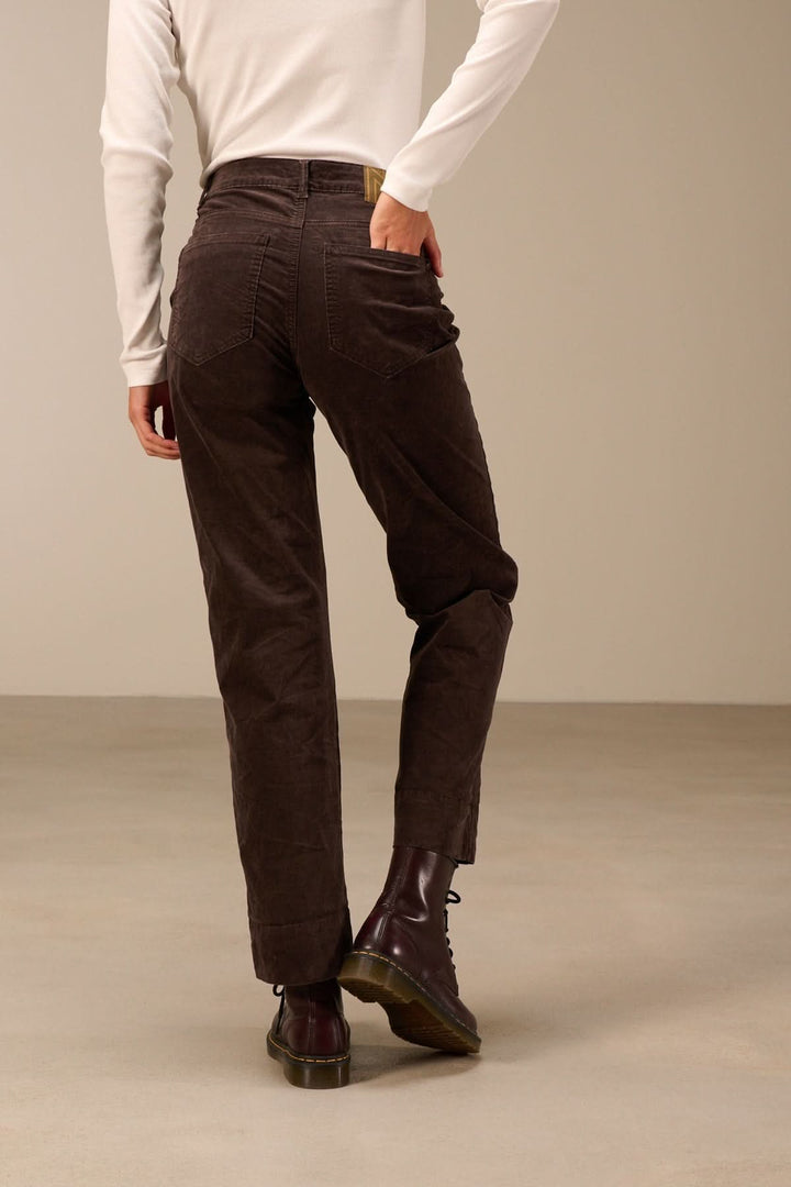 Homme portant un Pantalon en velours côtelé coupe droite marron, associé à des bottines, offrant un style décontracté et authentique.