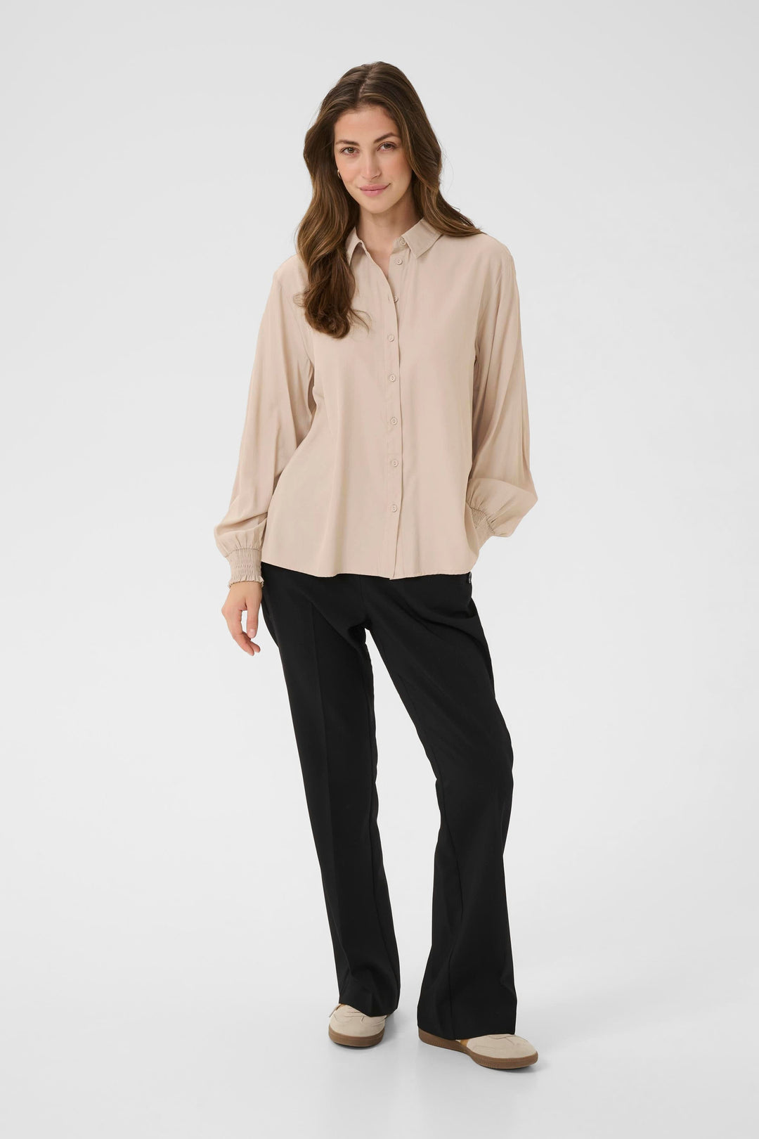Blouse Nola fluide à poignets smockés, une pièce élégante et confortable pour tenues de travail et looks de week-end.