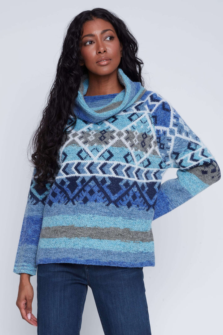 Pull en tricot bleu à motif jacquard inspiré des nordiques, avec col bénitier et coupe droite, idéal pour l'hiver.