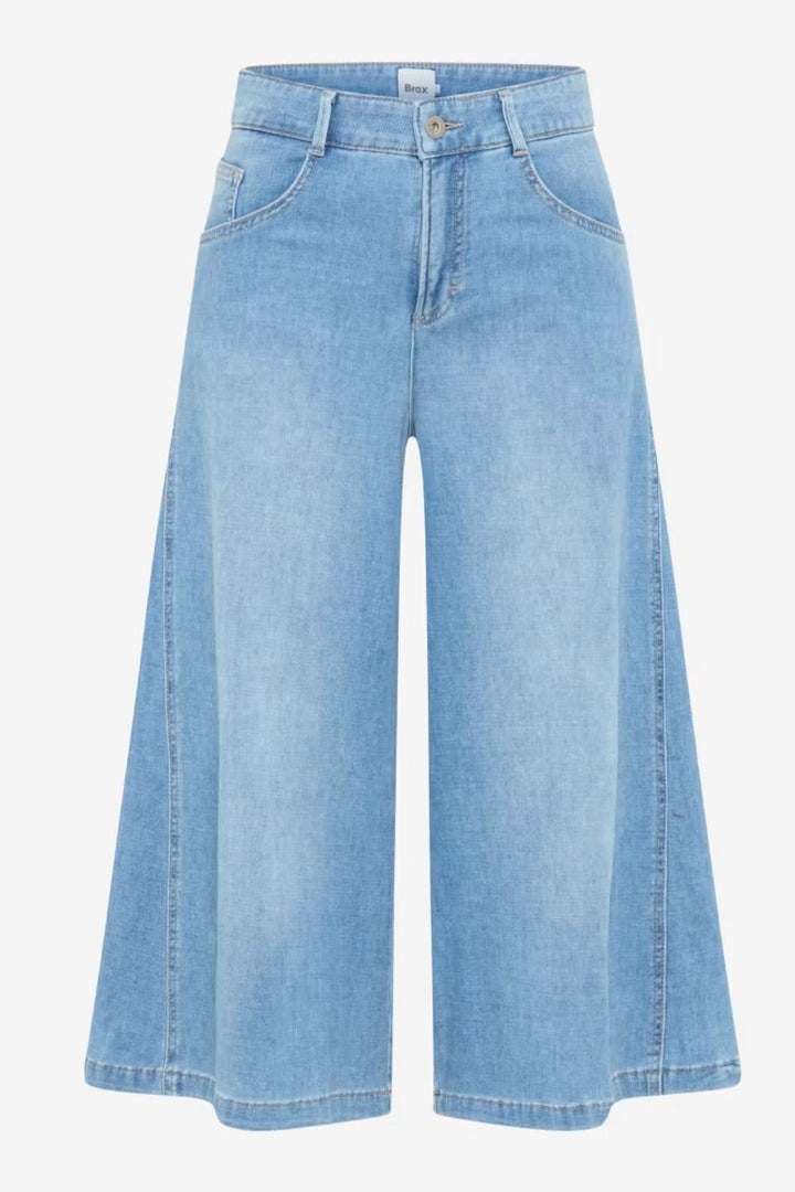 Jeans MELLI, pantalon jean-jupe à coupe très large style jupe-culotte, longueur mi-mollet, en denim léger, couleur bleu clair.