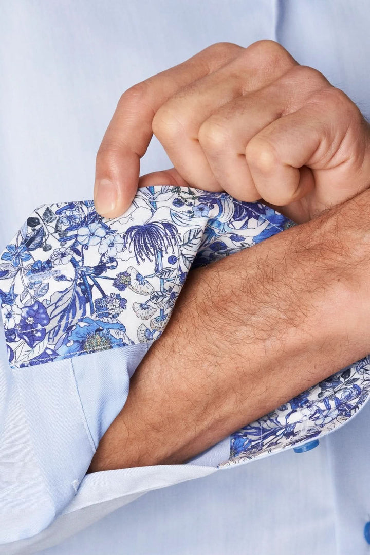 Détail de la Chemise en coton signature à col italien avec motif floral bleu.
