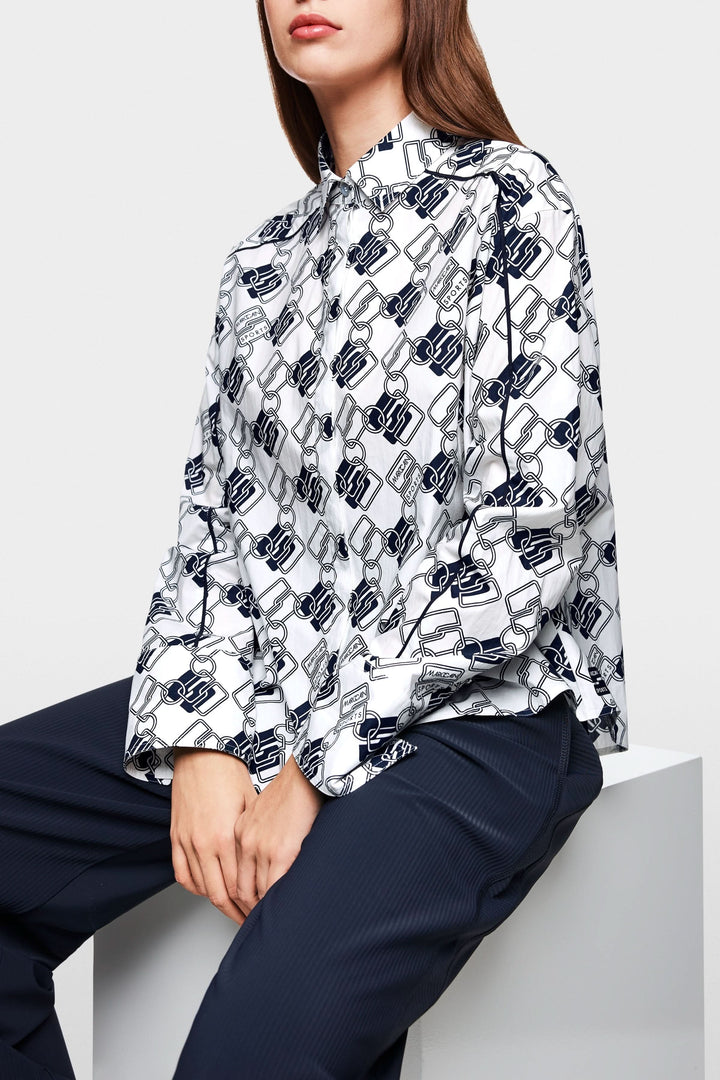 Chemise à imprimé chaînes graphiques, coupe droite, confort moderne, portée avec pantalon marine.