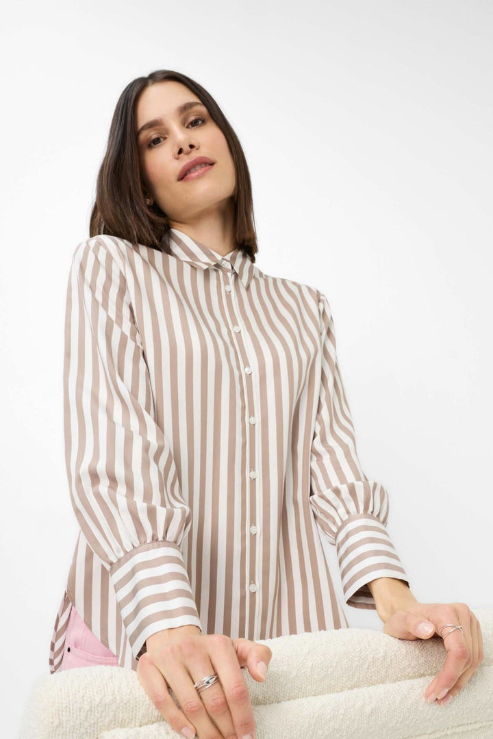 Chemise à rayures verticales, coupe évasée, col classique, élégance moderne pour tenues de mi-saison.