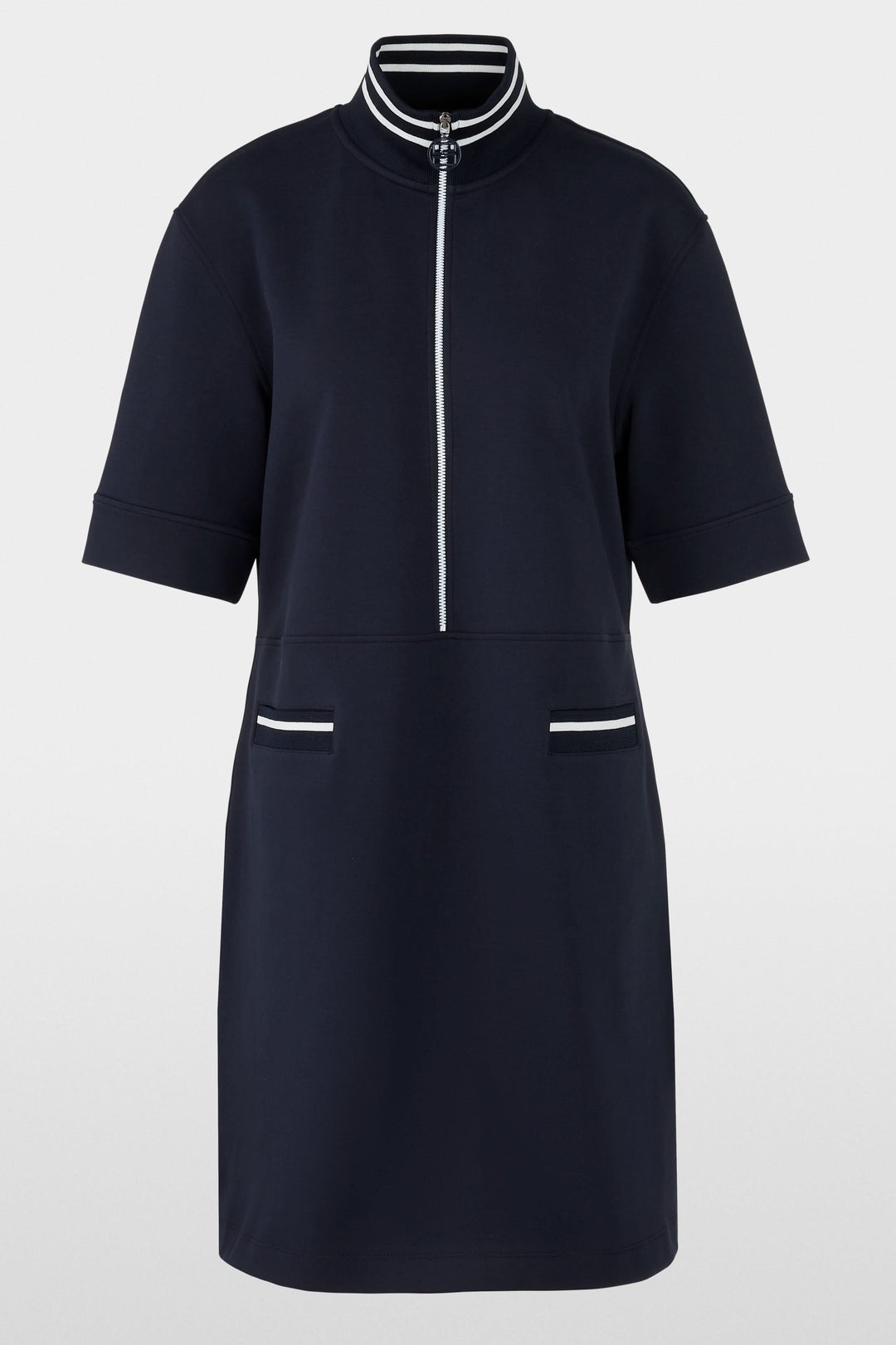 Robe courte chic avec col montant rayé, fermeture zippée et poches contrastantes, idéale pour un look sportif.