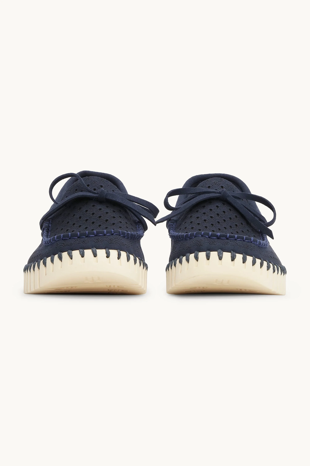 Chaussure Tulip de marin, design perforé, lacet décoratif, semelle contrastante, vue avant pour un style décontracté et élégant.
