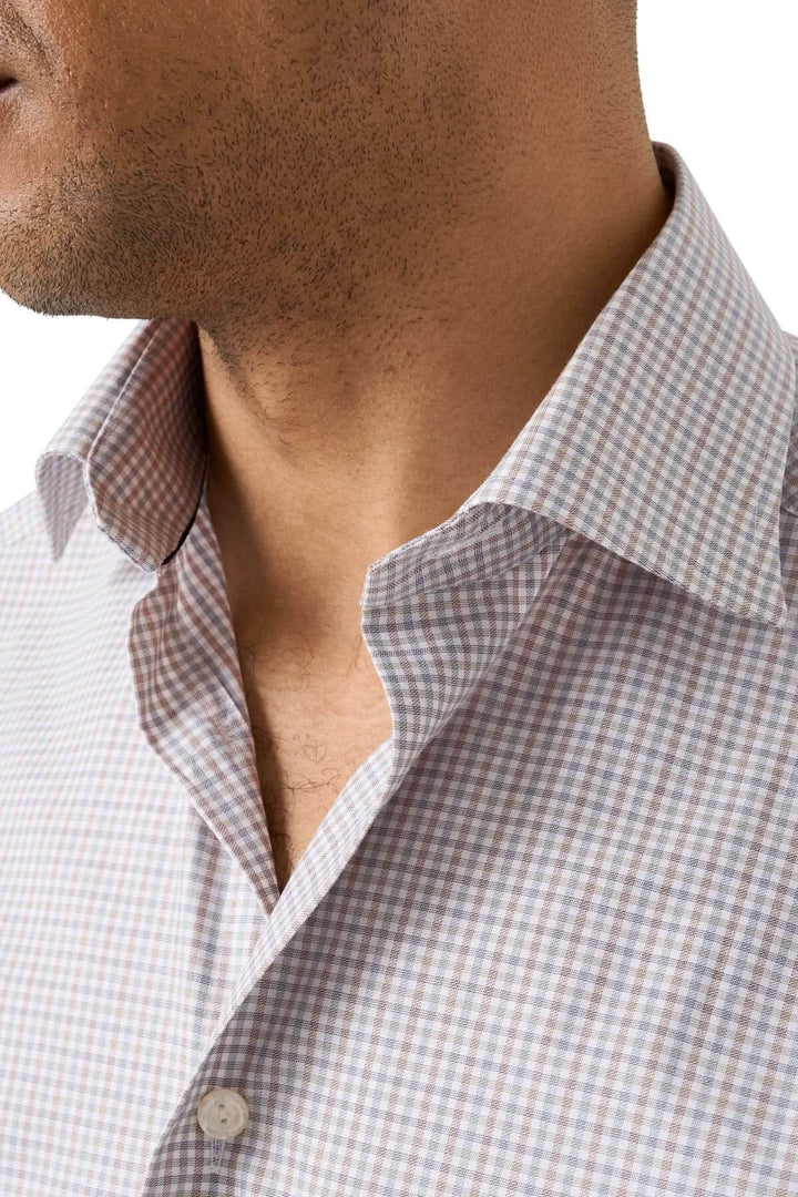 Chemise en coton à carreaux fins multicolores, motif sophistiqué beige, bleu, bordeaux, idéale pour tenues professionnelles.