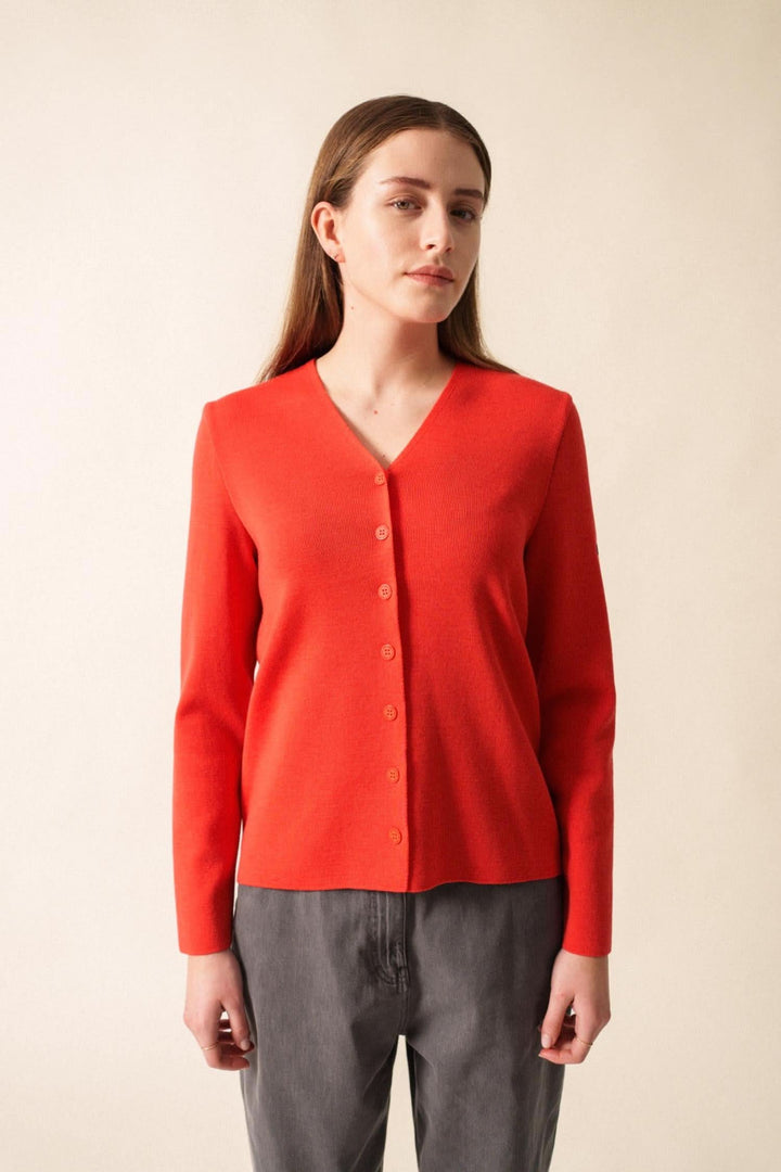 Gilet en laine rouge à encolure en V, boutonnière discrète, style élégant et polyvalent.