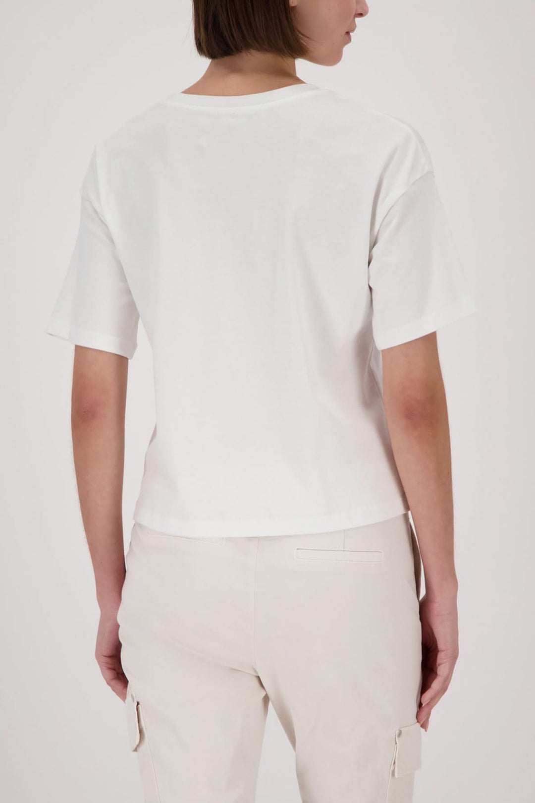 Vue arrière du t-shirt imprimé urbain, coupe droite et col rond, en tissu doux offrant confort et style décontracté moderne.