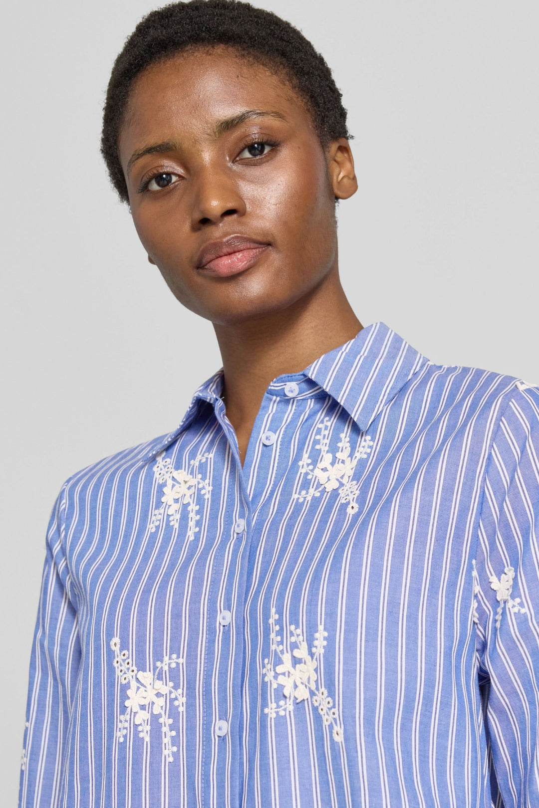 Chemise Vica rayée à broderies florales