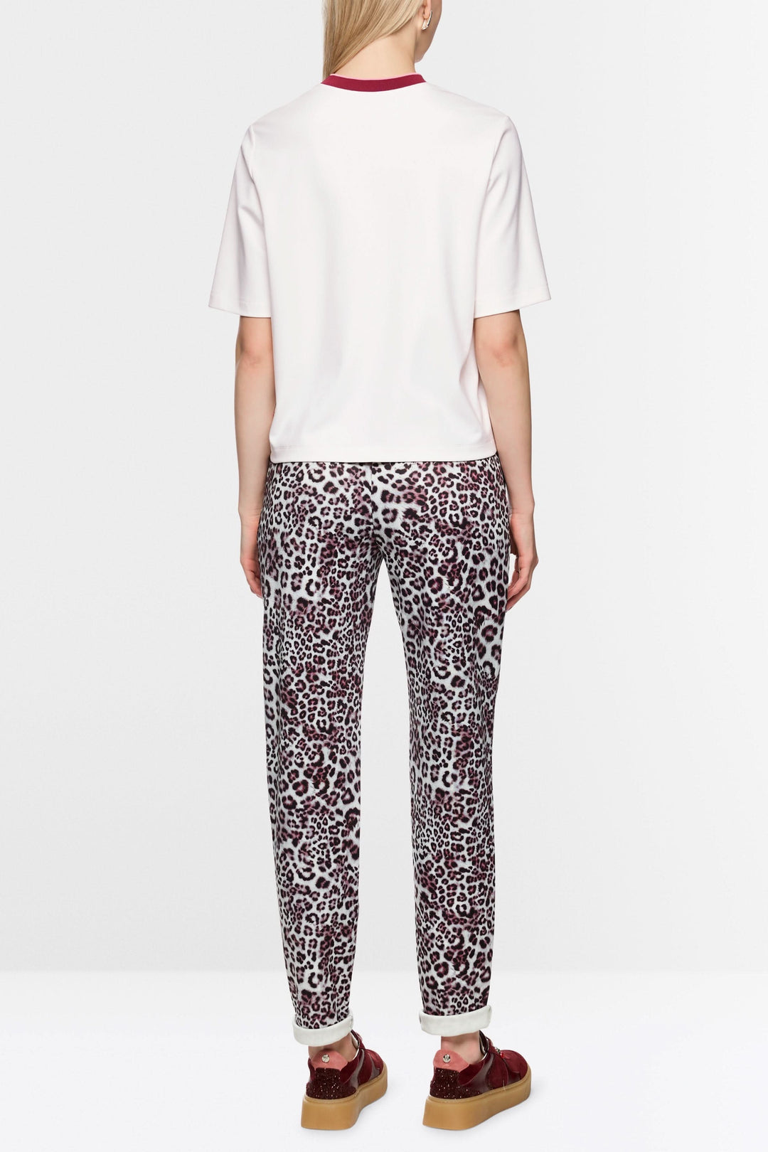 T-shirt classique blanc à col contrasté et logo Marc Cain, manches courtes, porté par un mannequin de dos, style décontracté, confortable.