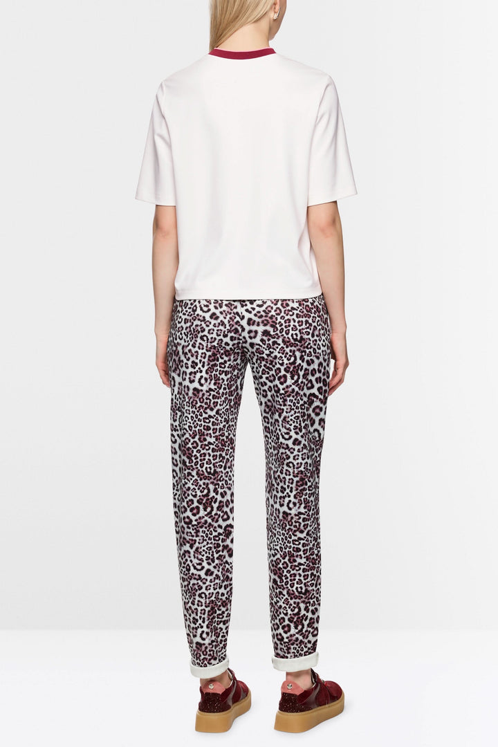 T-shirt classique blanc à col contrasté et logo Marc Cain, manches courtes, porté par un mannequin de dos, style décontracté, confortable.