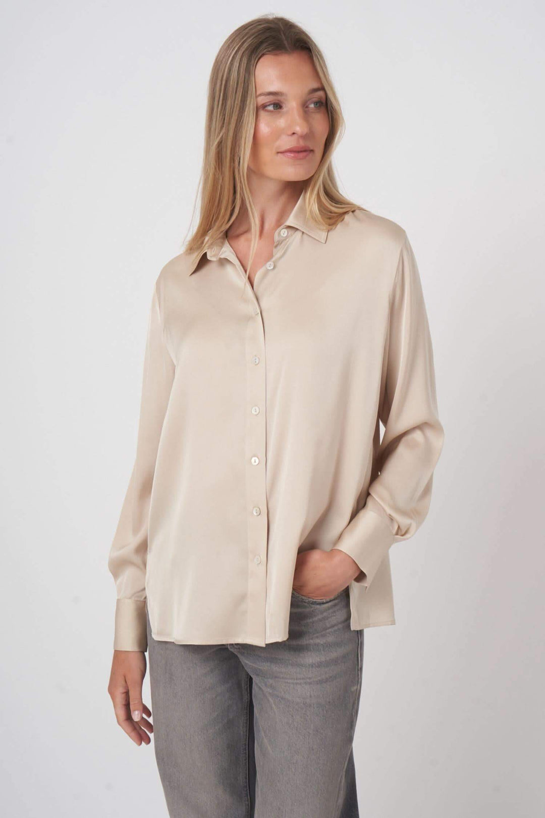 Chemise en soie élégante, fluide et satinée, parfaite pour un style décontracté et raffiné.