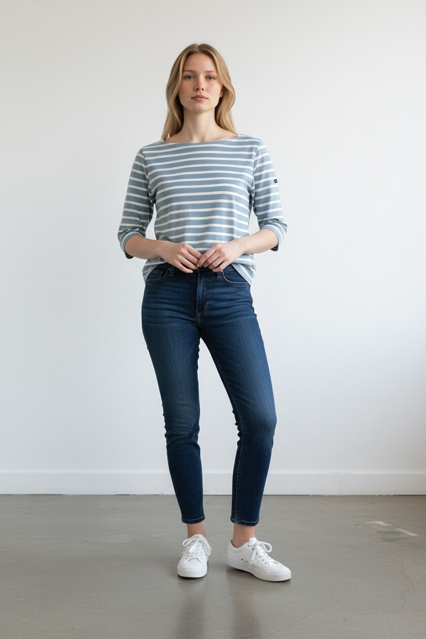 Femme portant un Chandail à rayures PHARE COTON, coupe droite avec encolure bateau et manches longues, style décontracté et confortable.